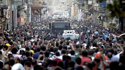 Bei den Gezi-Unruhen im Sommer diesen Jahres verbrüderten sich die Fanclubs der großen Istanbuler Vereine Besiktas, Fenerbahce und Galatasaray. Sie protestieren gegen Ministerpräsident Erdogan. Auch 2014 dürfte die Atmosphäre in den Fußballstadien angespannt bleiben.