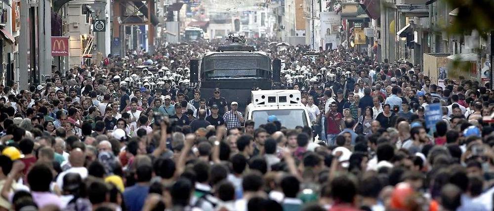 Bei den Gezi-Unruhen im Sommer diesen Jahres verbrüderten sich die Fanclubs der großen Istanbuler Vereine Besiktas, Fenerbahce und Galatasaray. Sie protestieren gegen Ministerpräsident Erdogan. Auch 2014 dürfte die Atmosphäre in den Fußballstadien angespannt bleiben.