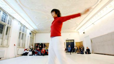 Tanz-Performance von Sybille Müller im Sophiensaal.