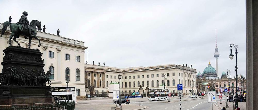 Jahrzehntelang hatte Potsdam mangels eines Stadtschlosses für die acht Figuren auf den beiden seitlichen Kopfbauten der Humboldt-Universität keine Verwendung. Das sieht nach dem Wiederaufbau des alten Hohenzollernbaus nun anders aus. Friedrich II. (hier sein Reiterstandbild Unter den Linden) dürfte die Rückkehr der Skulpturen recht sein: Unter seiner Regentschaft erhielt Potsdams Schloss seine endgültige Form.