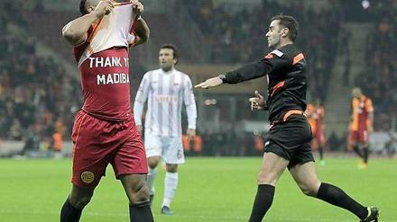 Didier Drogba streift sich nach einem Spiel von Galatasaray Istanbul sein Trikot ab, der an den verstorbenen Nelson Mandela erinnernde Schriftzug "Danke, Madiba" darunter erregte Missfallen beim türkischen Verband.