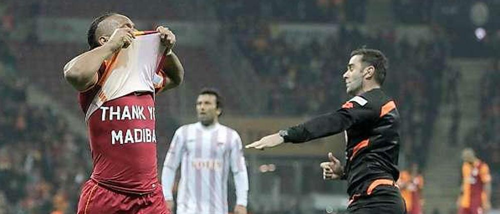Didier Drogba streift sich nach einem Spiel von Galatasaray Istanbul sein Trikot ab, der an den verstorbenen Nelson Mandela erinnernde Schriftzug "Danke, Madiba" darunter erregte Missfallen beim türkischen Verband.