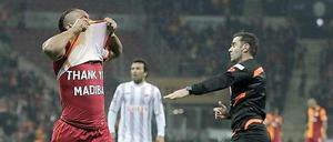 Didier Drogba streift sich nach einem Spiel von Galatasaray Istanbul sein Trikot ab, der an den verstorbenen Nelson Mandela erinnernde Schriftzug "Danke, Madiba" darunter erregte Missfallen beim türkischen Verband.
