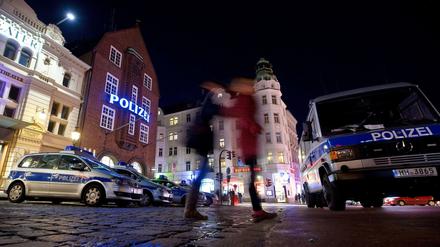 Die Hamburger Polizei deklariert die Innenstadt zum "Gefahrengebiet" und führt verdachtsunabhängige Kontrollen durch.
