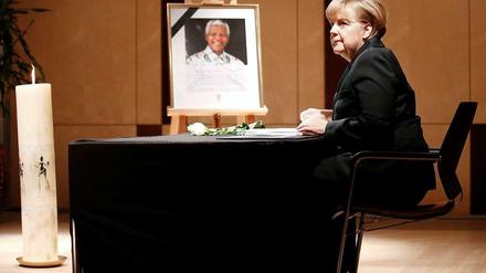 Bundeskanzlerin Angela Merkel (CDU) hat sich am Montag nachmittag in der südafrikanischen Botschaft in Berlin in das dort ausliegende Kondolenzbuch eingetragen. Aber zur Trauerfeier in Johannesburg ist sie nicht gereist. 