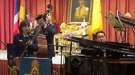 Die thailandische Botschaft lud zur Geburtstagsfeier von König Bhumibol nach Steglitz. Der Monarch wurde 86 Jahre. Unsere Bloggerin war dabei.