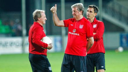 "Leave it, Roy, he's not worth it!": Hodgson's Homies stick close as the Mayor of Manaus sends a volley of abuse his way.