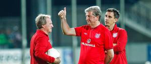 "Leave it, Roy, he's not worth it!": Hodgson's Homies stick close as the Mayor of Manaus sends a volley of abuse his way.
