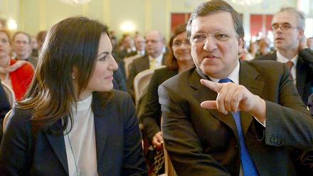 Beim Tourismusgipfel des Bundesverbandes der Deutschen Tourismuswirtschaft unterhalten sich EU-Kommissionschef Barroso und Athens Tourismusministerin Olga Kefalogianni.