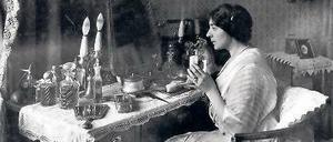 Bin ich schön? Fritzi Massary, Berlins Königin der Operette, im Jahr 1912, fotografiert von Waldemar Titzenthaler. 