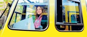 Hoch in dem gelben Wagen. Als Ute Lubosch 1989 für das DDR-Fernsehen „Johanna“ drehte, waren die Fahrersitze einer Tatra-Straßenbahn noch etwas härter gefedert. Die alten Fahrzeuge wurden runderneuert, sind aber noch immer im Einsatz.