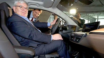 Joschka Fischer bei einer Autopräsentation.