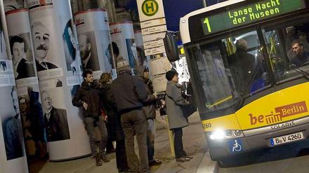 Im Schnitt steuern Lange-Nacht-Teilnehmer fünf Museen per Shuttle an - hier während der 32. Lange Nacht am 16. März.2013, die dem Berliner Themenjahr 2013 unter dem Motto "Zerstörte Vielfalt" gewidmet war. 