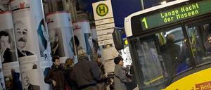 Im Schnitt steuern Lange-Nacht-Teilnehmer fünf Museen per Shuttle an - hier während der 32. Lange Nacht am 16. März.2013, die dem Berliner Themenjahr 2013 unter dem Motto "Zerstörte Vielfalt" gewidmet war. 