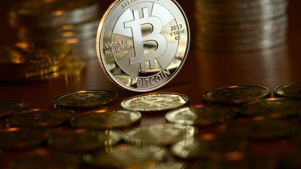 Gibt's doch gar nicht. Mit dem Bitcoin als Münze kann man nicht bezahlen. Die Währung entsteht im Computer.