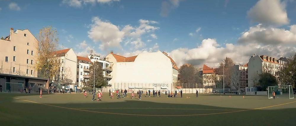 Der Bero, die Oase. Ostberliner Originalschauplatz, immer noch da. Wie hineingefräst, eine Zahnlücke im sonst makellosen Gesicht des Viertels.
