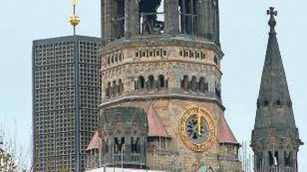 High Noon an der Gedächtniskirche. Am alten Turm, wo die Gerüste langsam verschwinden, stehen die Zeiger noch auf zwölf Uhr. Ab Donnerstag sollen sie sich drehen.