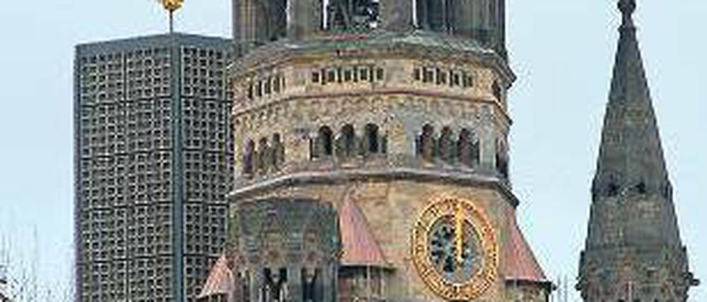 High Noon an der Gedächtniskirche. Am alten Turm, wo die Gerüste langsam verschwinden, stehen die Zeiger noch auf zwölf Uhr. Ab Donnerstag sollen sie sich drehen.