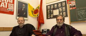 Grüßt euch, Genossen: Werner Schulten und Winfried Rietdorf im LinksTreff der Linkspartei in Berlin-Wedding. 