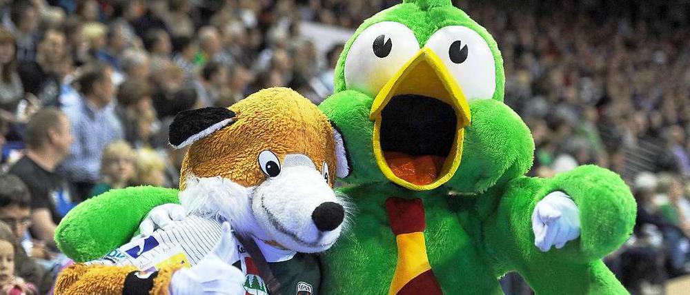 Die Füchse-Maskottchen sind mit den ausgelosten Gruppengegnern zufrieden.