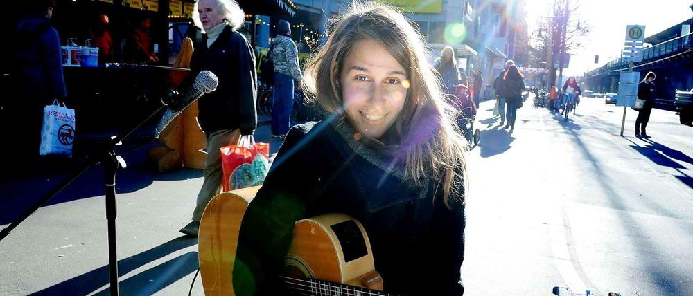 Strahlende Aussichten. Elen sammelt im Internet Spenden für ihr erstes Album. Obwohl sie nach einer Casting-Show andere Möglichkeiten gehabt hätte. Foto: Doris Spiekermann-Klaas