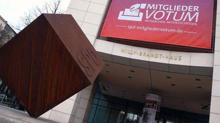 Willy-Brandt-Haus in Berlin: Opfer der Drohanrufe berichten, dass die Nummer der Parteizentrale auf dem Handy-Display erschien.