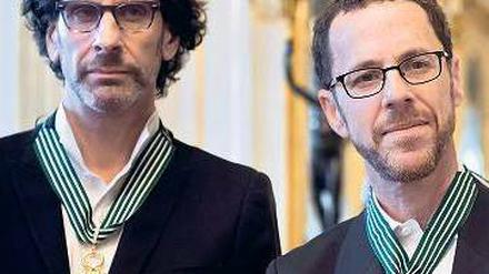 Teamworker. Joel und Ethan (r.) schreiben, drehen und produzieren im Duo – und werden im Duo geehrt, hier in Paris. Ihre größten Erfolge: „Barton Fink“, „Fargo“ (1996), „No Country for Old Men“. Zuletzt lief 2010 ihr Western „True Grit“. Foto: AFP