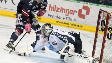 Das jüngste Firmenduell war im Oktober. Sebastien Caron (r.) von den Freezers verhindert eine Tormöglichkeit von Eisbär Vincent Schlenker.