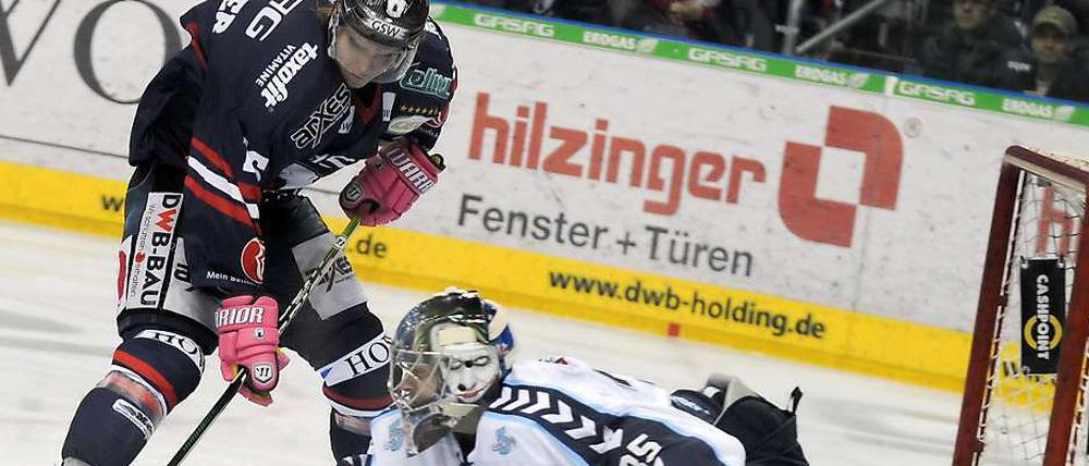 Das jüngste Firmenduell war im Oktober. Sebastien Caron (r.) von den Freezers verhindert eine Tormöglichkeit von Eisbär Vincent Schlenker.