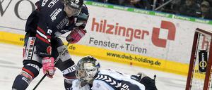 Das jüngste Firmenduell war im Oktober. Sebastien Caron (r.) von den Freezers verhindert eine Tormöglichkeit von Eisbär Vincent Schlenker.