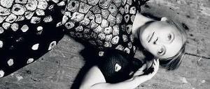 Verbindung halten. Anna Maria Mühe gehört zu den zwölf jungen Schauspielerinnen und Schauspielern, die für den Kalender Modell standen. Das Kleid ist mit Goldfarbe handbemalt. Auch ein Model und ein Musiker machten mit. 