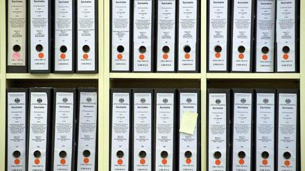 Die Aktenordner zum NSU-Prozess im Gerichtssaal in München.