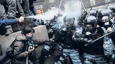 Unerwünschte Bilder. Polizisten greifen, wie hier vergangene Woche in Kiew, auch Fotoreporter an. Die Pressefreiheit wird in der Ukraine immer weiter eingeschränkt. Foto: AFP