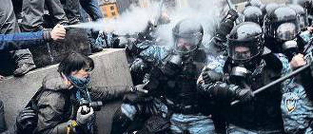 Unerwünschte Bilder. Polizisten greifen, wie hier vergangene Woche in Kiew, auch Fotoreporter an. Die Pressefreiheit wird in der Ukraine immer weiter eingeschränkt. Foto: AFP