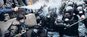 Unerwünschte Bilder. Polizisten greifen, wie hier vergangene Woche in Kiew, auch Fotoreporter an. Die Pressefreiheit wird in der Ukraine immer weiter eingeschränkt. Foto: AFP