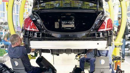 Wertschöpfung. Die S-Klasse von Mercedes wird noch in Sindelfingen montiert. Doch zunehmend verlagern deutsche Konzerne die Produktion ins Ausland.