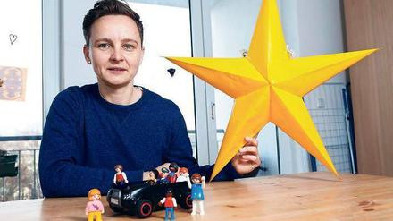 Auf Tour. Die Kinder, die in den Wohngruppen von „neuhland“ leben, sind schwer traumatisiert. Leiterin Katja Zimmermann hält hier den Tagesspiegel-Spendenstern - und hat eine Ausflugssituation mit Spielzeug nachgestellt.