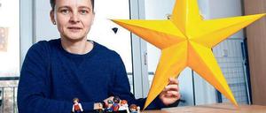Auf Tour. Die Kinder, die in den Wohngruppen von „neuhland“ leben, sind schwer traumatisiert. Leiterin Katja Zimmermann hält hier den Tagesspiegel-Spendenstern - und hat eine Ausflugssituation mit Spielzeug nachgestellt.