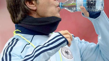 Der Löw hat es gut. Einer Trainer braucht keine Trinkpause, der darf immer.