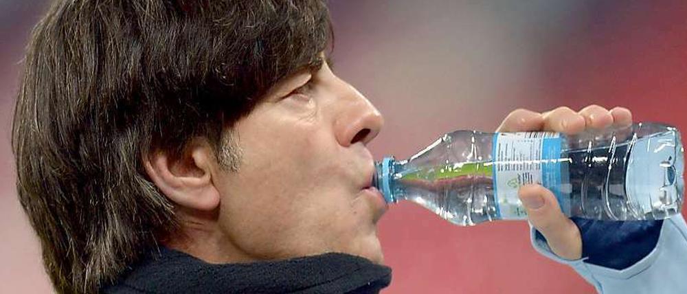 Der Löw hat es gut. Einer Trainer braucht keine Trinkpause, der darf immer.