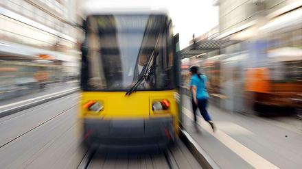 Um die Ecke gebracht. In manchen und besonders engen Kurven quietscht die Straßenbahn gewaltig.