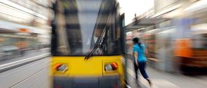 Um die Ecke gebracht. In manchen und besonders engen Kurven quietscht die Straßenbahn gewaltig.