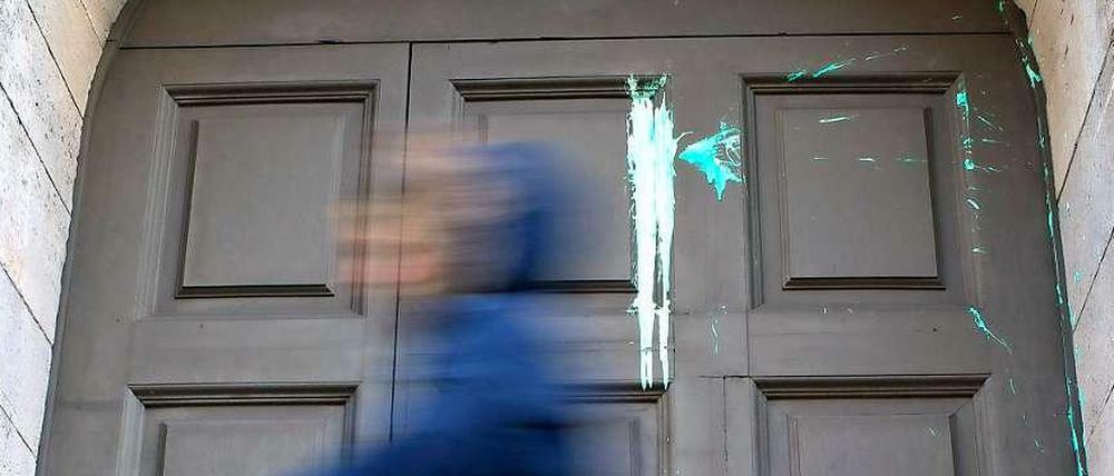 Die Tür zur Senatsinnenverwaltung wurde am Wochenende mit Farbe beworfen.