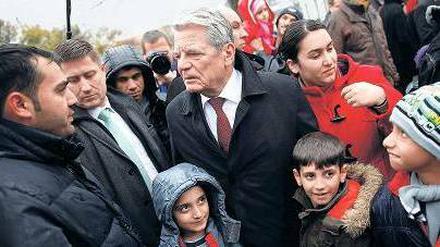 Mittendrin. Gauck will die Regierung nun bitten, mehr Syrer aufzunehmen. Foto: Reuters
