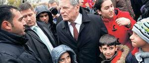 Mittendrin. Gauck will die Regierung nun bitten, mehr Syrer aufzunehmen. Foto: Reuters