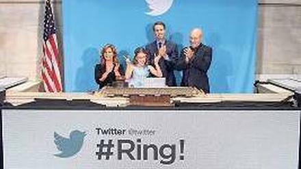 Die Börsenglocke läuteten zum Auftakt an der New Yorker Börse (NYSE) nicht die Twitter-Gründer, sondern Nutzer wie die neunjährige Vivienne Harr und Hollywood-Schauspieler Patrick Stewart. Foto: dpa