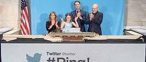Die Börsenglocke läuteten zum Auftakt an der New Yorker Börse (NYSE) nicht die Twitter-Gründer, sondern Nutzer wie die neunjährige Vivienne Harr und Hollywood-Schauspieler Patrick Stewart. Foto: dpa