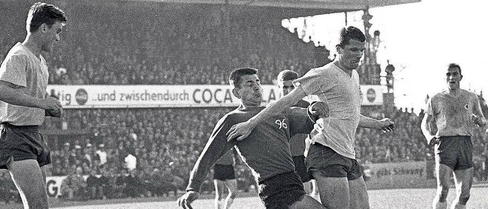 Verdammt lang her. Beim Bundesliga-Duell 1967 gewann Hannover 96 bei Eintracht Braunschweig 1:0. 