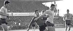 Verdammt lang her. Beim Bundesliga-Duell 1967 gewann Hannover 96 bei Eintracht Braunschweig 1:0. 