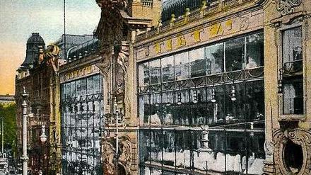 Glaspalast. Die kolorierte Postkarte zeigt das Warenhaus Tietz in der Leipziger Straße kurz nach der Eröffnung 1900. Das Dach zierten eine Weltkugel und Hermes, der Gott der Händler.